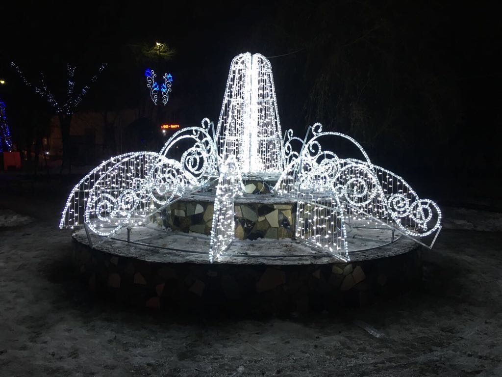 Праздничную конструкцию в виде фонтана установили в Десеновском. Фото: администрация поселения Десеновское