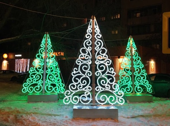Светодиодные вензельные елки появились в Десеновском