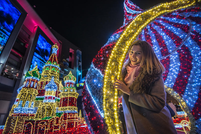 Новогодние поздравления от звезд кино и эстрады прозвучат в парках Москвы