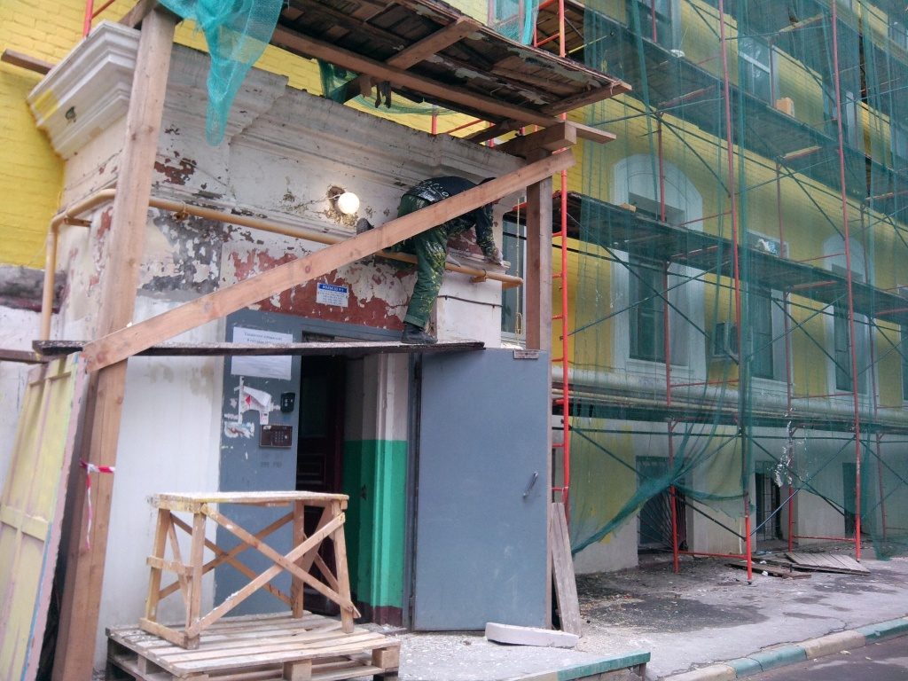 Капитальный ремонт 57 подъездов жилых домов запланирован в Десеновском. Фото: архив