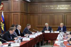 Владимир Колокольцев обсудил с сотрудниками полиции вопросы работы Министерства внутренних дел. Фото: пресс-служба УВД по ТиНАО