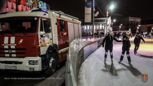 Сотрудники Пожарно-спасательного центра Москвы с 30 декабря по 2 января 384 раза выезжали на происшествия.Фото: отдел видеодокументирования ПТ и АСР ГКУ «ПСЦ»