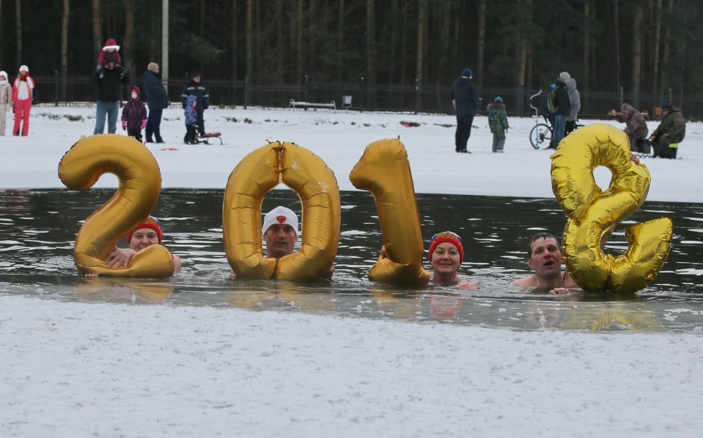 15 января 2018 года. Троицк. Любители купаний в ледяной воде отметили наступление Нового года по-своему. Фото: Виктор Хабаров