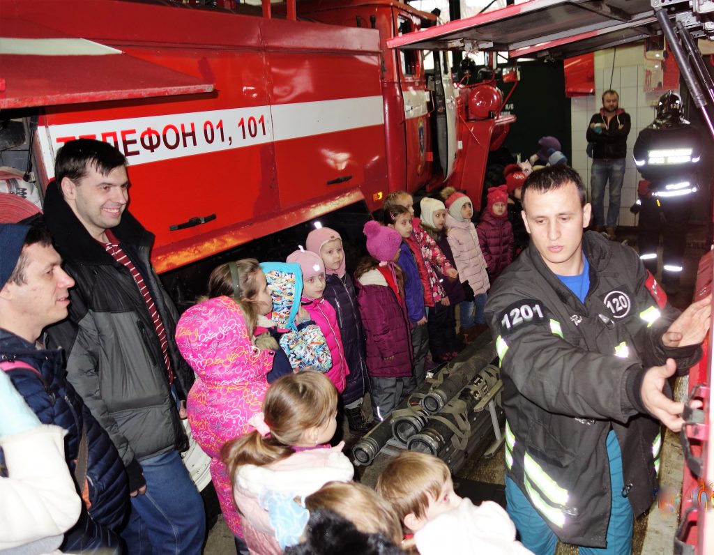 Пожарные провели экскурсию для детей и их родителей в Коммунарке