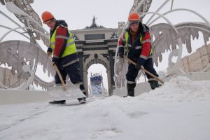 Городские службы справляются с последствиями стихии. Фото: Максим Аносов