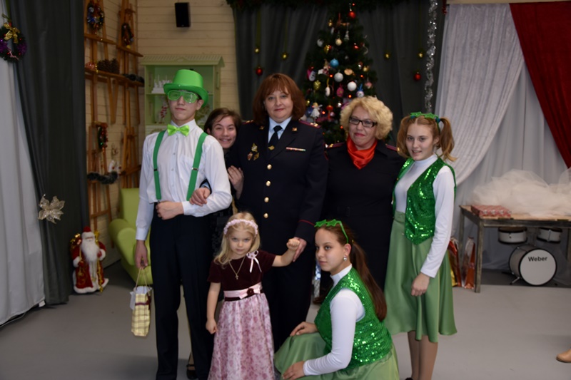 Руководители Управления внутренних дел по Новой Москве поздравили детей с праздниками