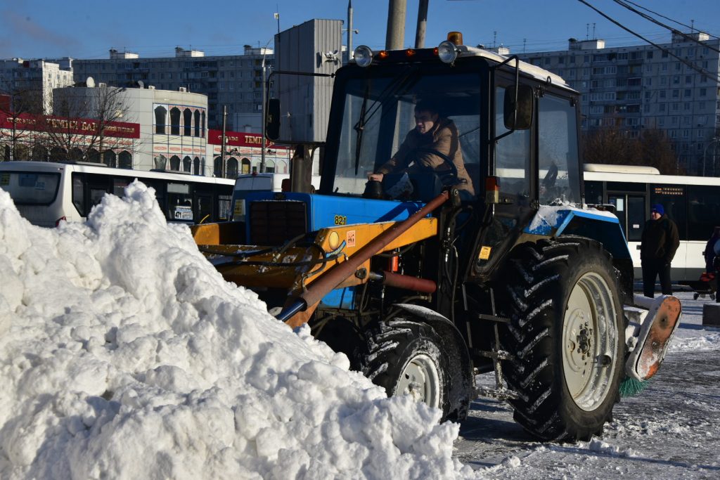 Снегоплавильные пункты работают без остановок. Фото: Антон Гердо
