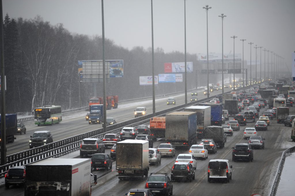 Погода может парализовать МКАД и вылетные магистрали. Фото: Александр Кожохин
