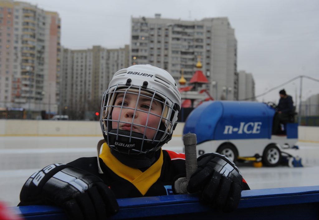 Новые площадки привлекли внимание юных хоккеистов. Фото: Александр Кожохин