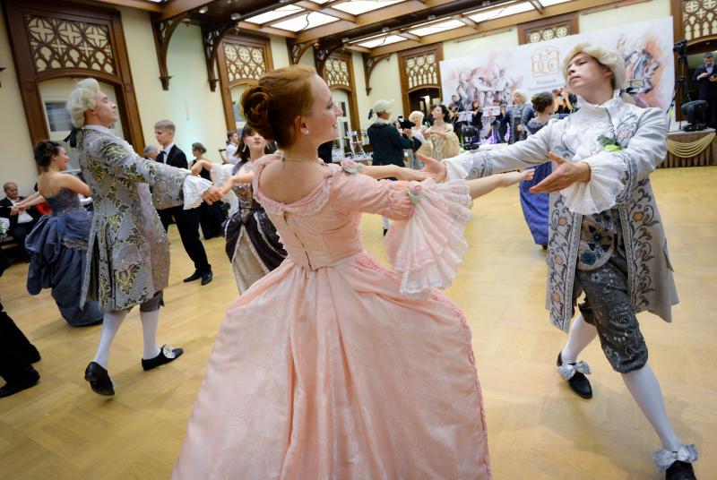Бальные танцы и театр: новомосквичей будут ждать насыщенные мероприятиями выходные
