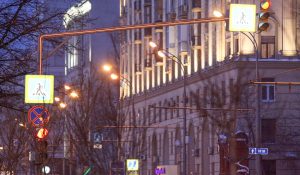 Светофоры с подсветкой опор появились на 25 переходах в Москве