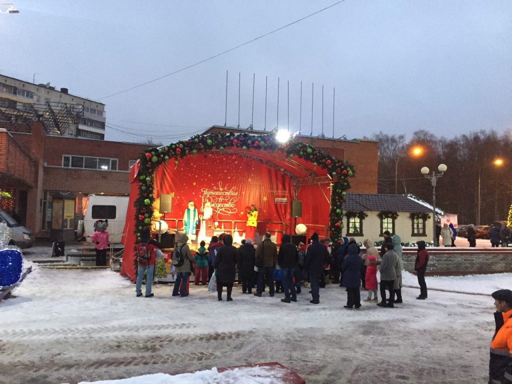 Праздничные представления проводят для детей Дед Мороз и Снегурочка. Фото: Мария Иванова