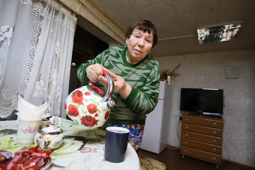 Коренная жительница Староселья Валентина Рослова зовет гостей на чай. Фото: Виктор Хабаров