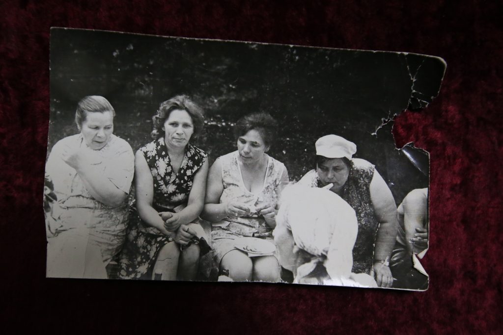 Коренная жительница Староселья Валентина Рослова показывает старый семейный альбом. Фото: Виктор Хабаров