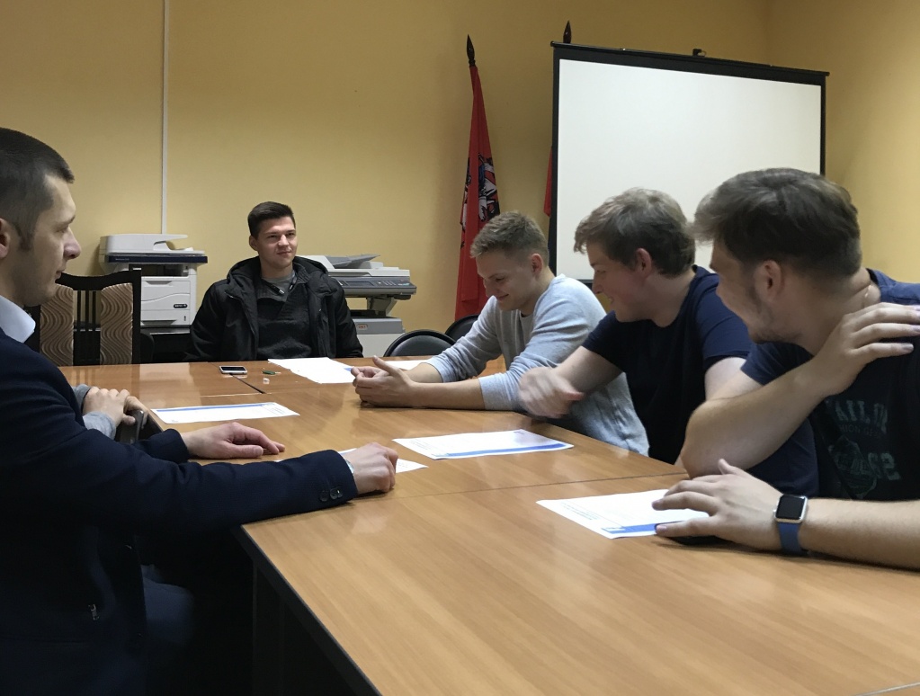 Молодые активисты Внуковского поговорили со школьниками о профессиях
