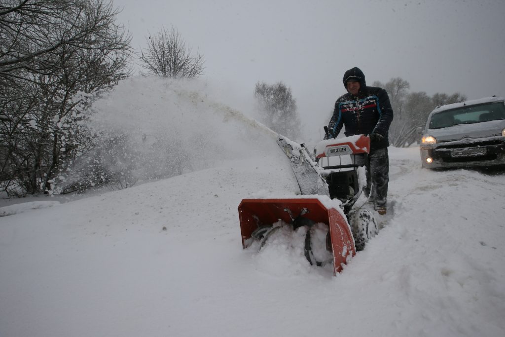 4 февраля 2018 года. Вороновское. Владимир Рогачев с роторной снегоуборочной машиной помогает соседям откапывать их автомобили.