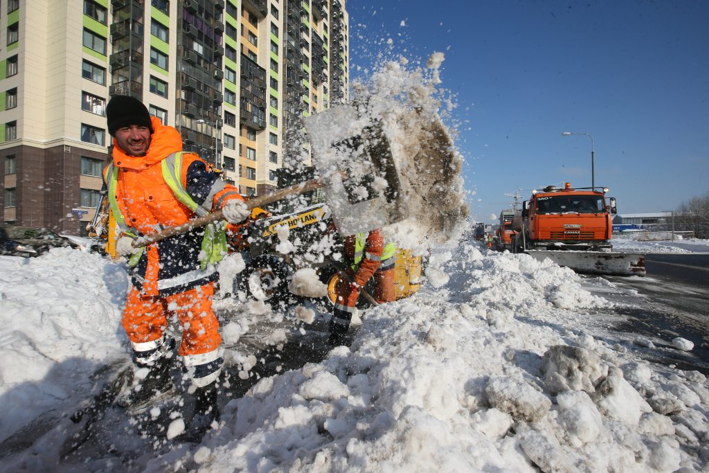 6 февраля 2018 года. Внуковское. Бригада коммунальщиков расчищает двор от снега. Фото: Виктор Хабаров 