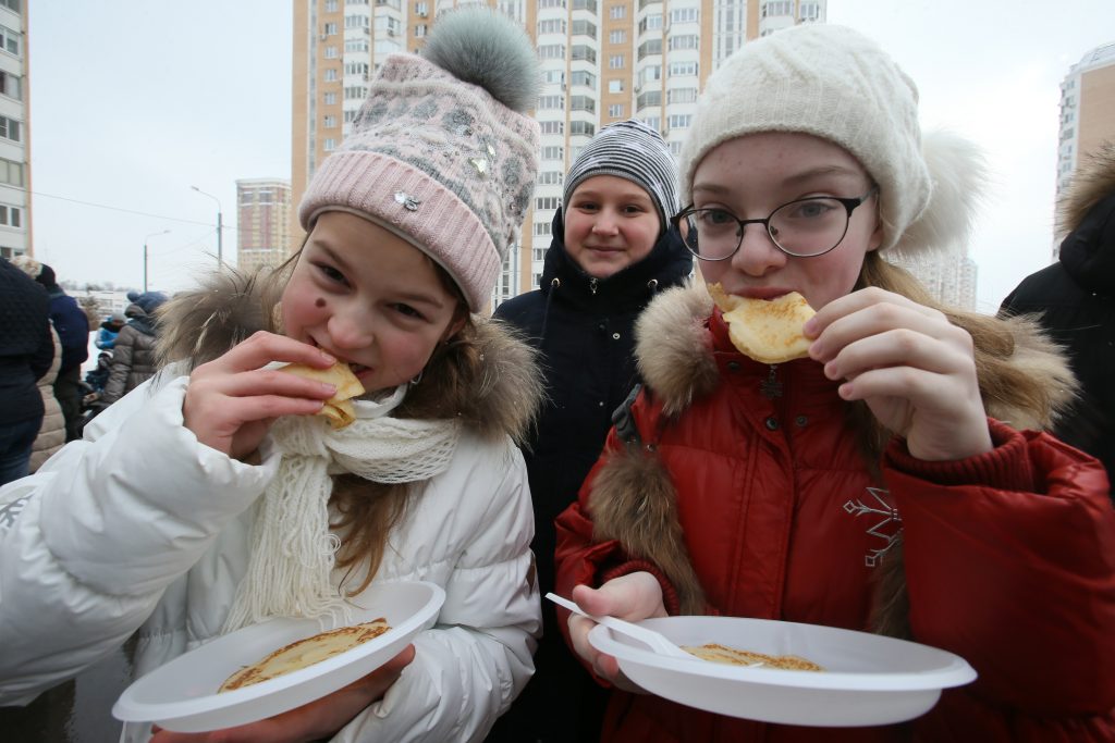 Надя, Арина и Рита (слева направо) из Московского решили отметить Широкую Масленицу вкусно и посмотреть, как сжигают чучело. Фото: Виктор Хабаров