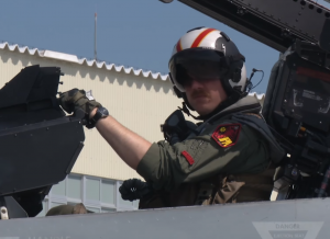 Вместо «русских хакеров» за американцев взялась погода. Фото: скриншот «The Aircraft That Can Blind Enemies In A Fight», YouTube