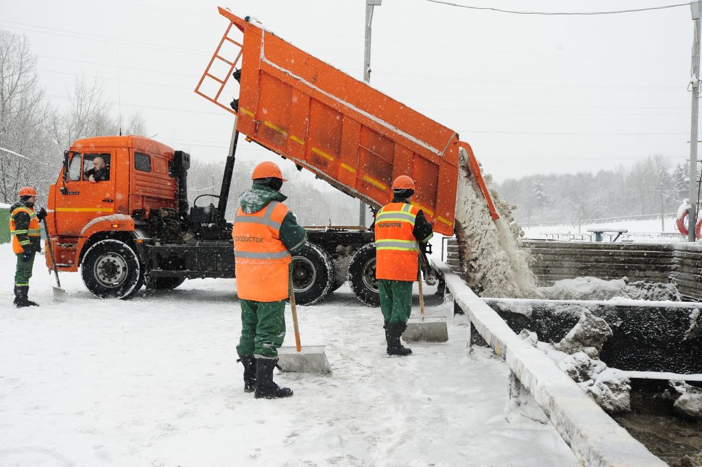 Москву освободили почти от 900 тысяч кубометров снега за сутки