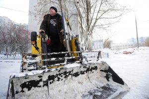Манипуляторы привлекли для расчистки снега с парковок Москвы
