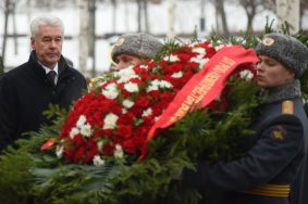 Мэр Москвы с ветеранами возложил венки к Могиле Неизвестного Солдата