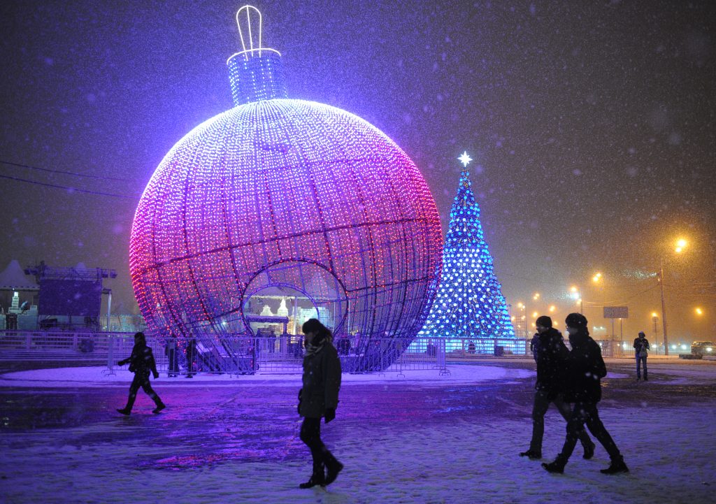 До следующего зимнего сезона уберут и знаменитый шар на Поклонной горе. Фото: Александр Кожохин