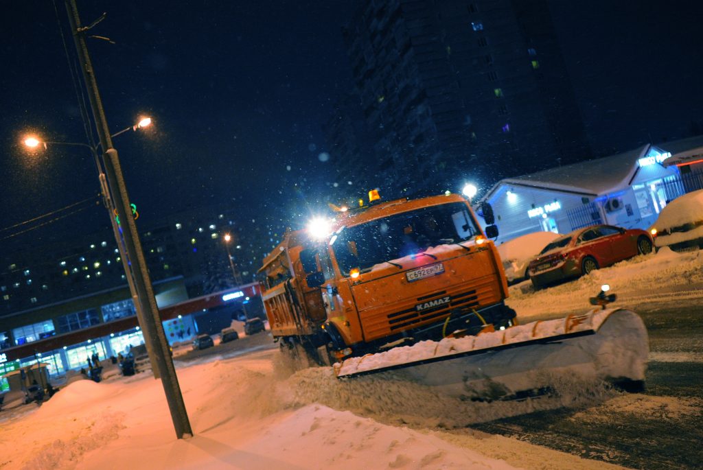 Борьба с последствиями снегопада ведется круглосуточно. Фото: Александр Кожохин