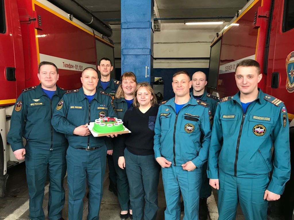 Женский коллектив поздравил пожарных ТиНАО с Днем защитника Отечества