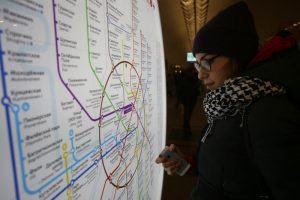 Главным ориентиром для пассажиров стали цвета, которыми линии отмечают на схемах метро. Фото: «Вечерняя Москва»