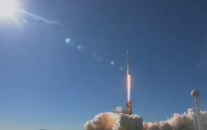 Успешный запуск новейшей ракеты-носителя Falcon Heavy состоялся во вторник с космодрома на мысе Канаверал. Фото: скриншот с видео SpaceX