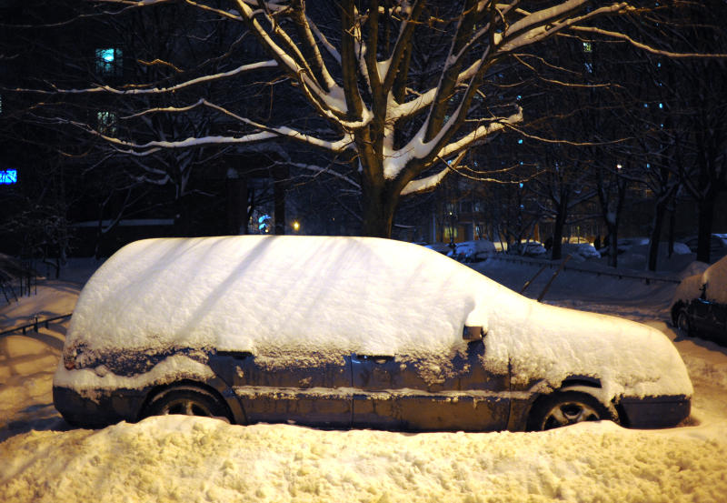 Рекомендация связана с массовой уборкой города от снега. Фото: Александр Кожохин