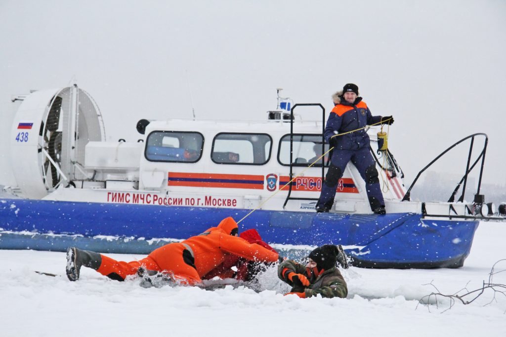 Поздняя рыбалка на льду может обернуться печальными последствиями. Фото: Сара Зицерман