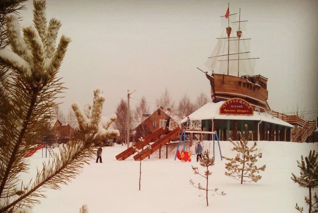 Корабль в Парке истории поселения Роговское имени Валентины Карпачевой. Фото: страница пользователя strogonovo в социальной сети Instagram