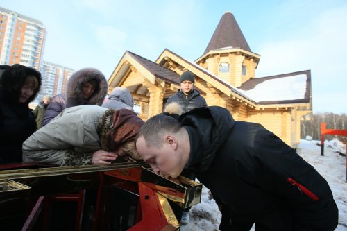 Прихожанам выпала редкая возможность приложиться к кресту, который будет установлен на куполе храма. Фото: Виктор Хабаров
