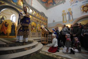 18 марта 2018 года. Троицк. Епископ Савва, управляющий викариатством Новой Москвы проводит торжественную литургию в храме Живоначальной Троицы. Фото: Александр Кожохин