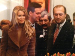 Фото из личного архива Юрия Пащенко, где ему посчастливилось сняться со знаменитостями: с Клаудией Шиффер 