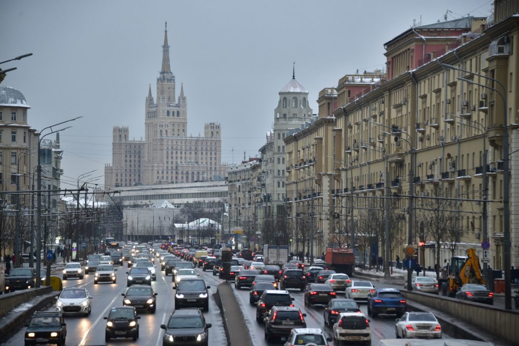Предпраздничные пробки зафиксировали на дорогах Москвы
