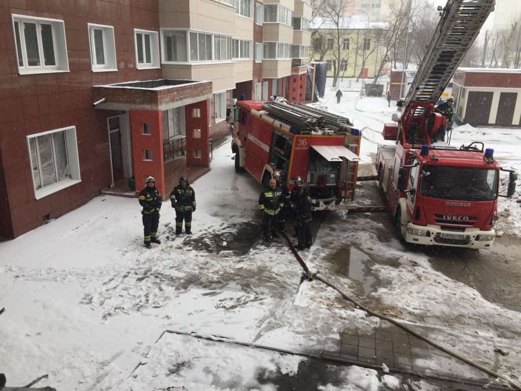 В новой Москве пожарные спасли 5 человек из горящего дома