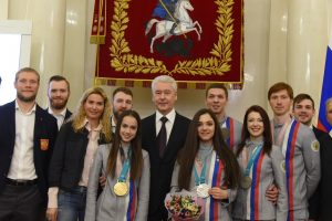 Мэр отметил не только заслуги, но и общую выдержку спортсменов на непростых для России соревнованиях. Фото: Владимир Новиков