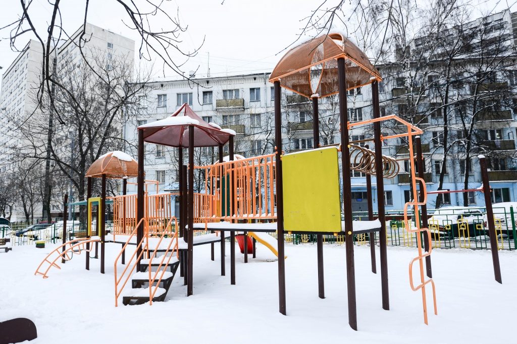 Детские площадки в Десеновском отремонтируют
