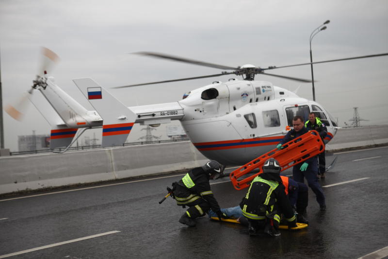 Вертолет Московского авиационного центра вылетел в район метро Проспект Вернадского для спасения ребенка