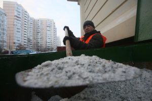 Контейенеры уберут на склады временного хранения. Фото: «Вечерняя Москва»