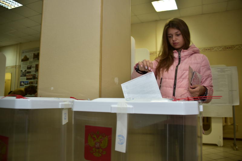 Жители Москвы, которые будут голосовать на выборах президента России 18 марта и посетят избирательные участки, размещенные в нескольких столичных школах, смогут на бесплатной основе сдать кровь. Фото: Антон Гердо
