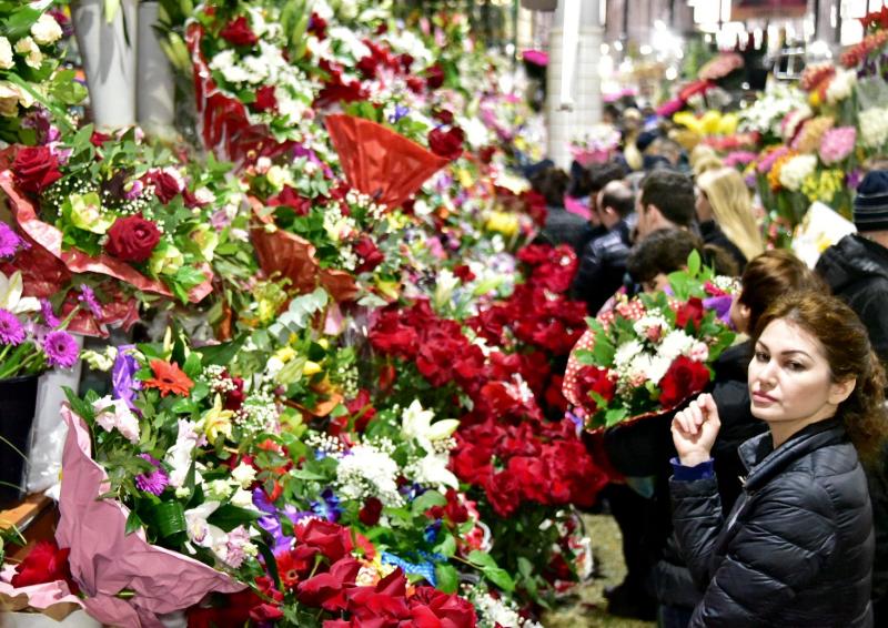 Около 70 процентов цветов поступают на рынок из-за границы, а остальные являются отечественными. Фото: Антон Гердо