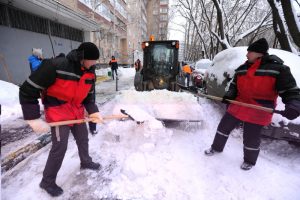 В работах по уборке снега в Москве задействовано более 12 тысяч единиц различной техники. Фото: Светлана Колоскова