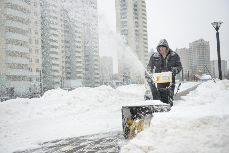 Для уборки снега в Москве привлекли более двух тысяч единиц техники