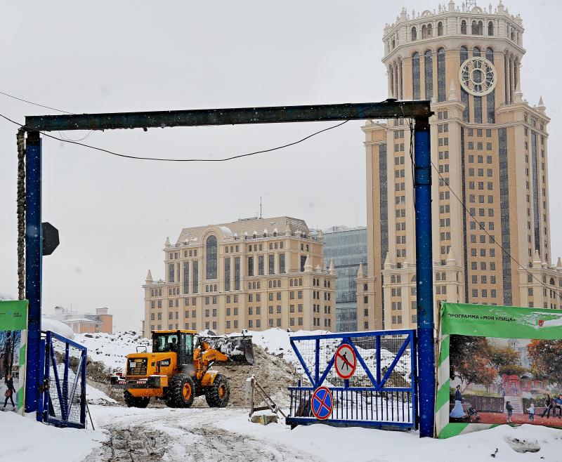 Сугробы пока сохранятся в Москве. Фото: Александр Кожохин