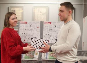 Победитель первого этапа фотоконкурса Станислав Баранов подарил приз своей девушке — Илоне Соболевой. Фото: Мария Иванова, «Вечерняя Москва»