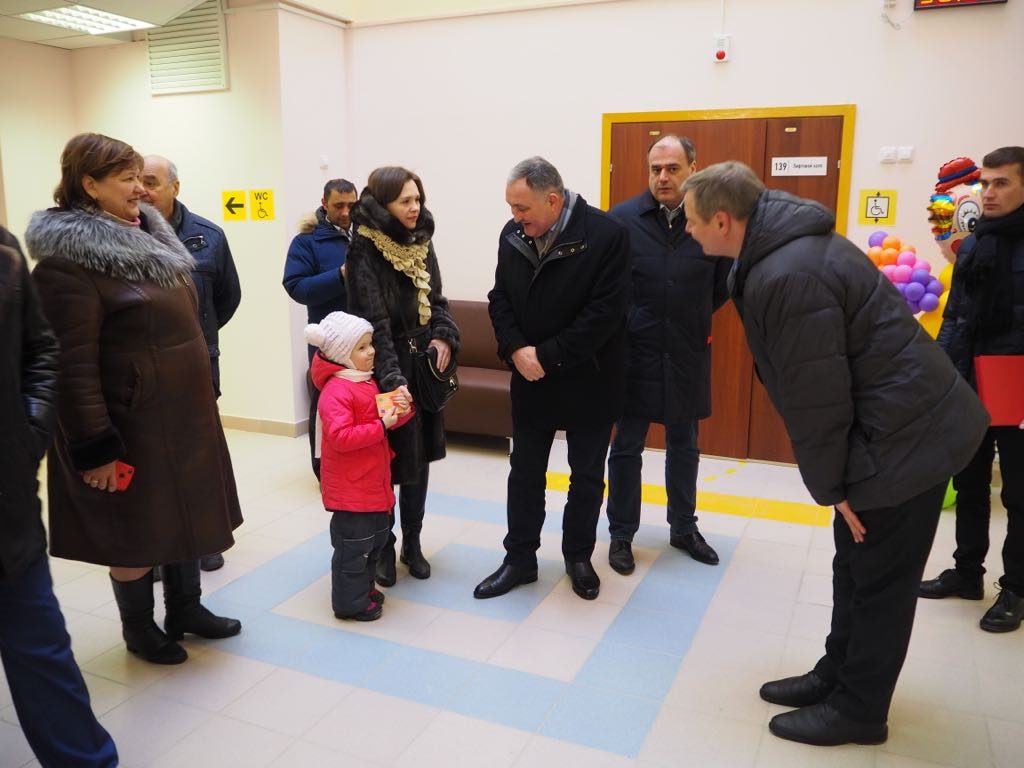 Глава администрации городского округа Щербинка Юрий Стручалин принял участие в открытии детского сада. Фото: Мария Смирнова